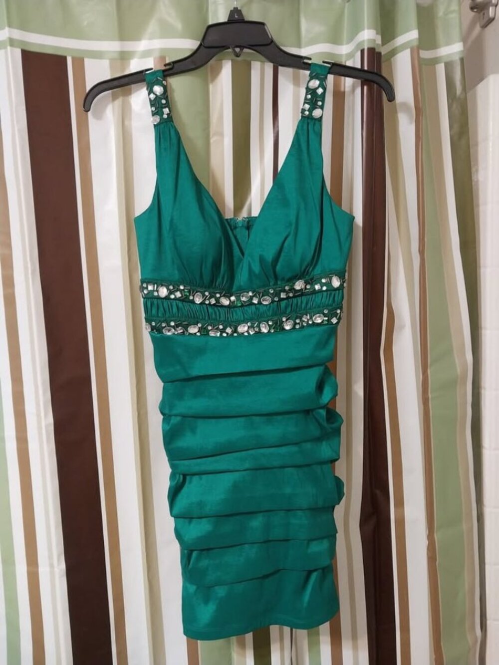 Stunning emerald green Prom dress. Brand new with Tags Inside Dress.